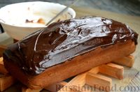 Фото приготовления рецепта: Пряный тыквенный кекс с шоколадной глазурью и семечками - шаг №14