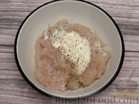 Фото приготовления рецепта: Закусочные "маффины" из куриного филе с помидорами и омлетом - шаг №3