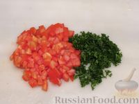 Фото приготовления рецепта: Закусочные "маффины" из куриного филе с помидорами и омлетом - шаг №4