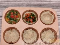 Фото приготовления рецепта: Закусочные "маффины" из куриного филе с помидорами и омлетом - шаг №6