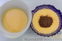 Фото приготовления рецепта: Полосатый морковно-шоколадный кекс с лимонной глазурью - шаг №7