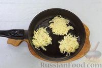 Фото приготовления рецепта: Драники из картофеля и айвы - шаг №7