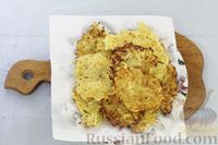 Фото приготовления рецепта: Драники из картофеля и айвы - шаг №8