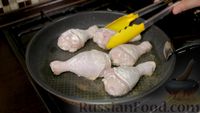 Фото приготовления рецепта: Курица в томатном соусе на сковороде - шаг №2