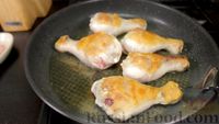 Фото приготовления рецепта: Курица в томатном соусе на сковороде - шаг №3