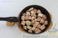 Фото приготовления рецепта: Свинина, тушенная с айвой - шаг №4