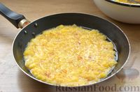 Фото приготовления рецепта: Картофельная запеканка с фаршем и сыром, на сковороде - шаг №12