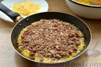 Фото приготовления рецепта: Картофельная запеканка с фаршем и сыром, на сковороде - шаг №14