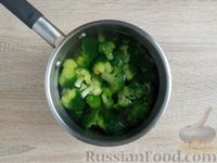 Фото приготовления рецепта: Брокколи в сметанно-чесночном соусе - шаг №3