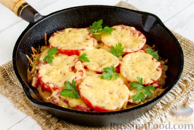 Картофель с колбасой и помидорами на сковороде