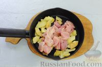 Фото приготовления рецепта: Куриное филе, тушенное с айвой и соевым соусом - шаг №3