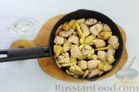 Фото приготовления рецепта: Куриное филе, тушенное с айвой и соевым соусом - шаг №5