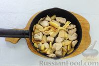 Фото приготовления рецепта: Куриное филе, тушенное с айвой и соевым соусом - шаг №6