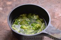Фото приготовления рецепта: Салат из брокколи и яиц со сметанно-горчичной заправкой - шаг №3