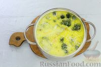 Фото приготовления рецепта: Суп с брокколи, рисом и плавленым сыром - шаг №11