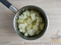 Фото приготовления рецепта: Запеканка из цветной капусты с куриным фаршем и помидорами - шаг №3