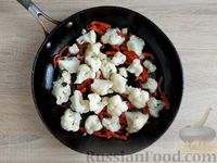 Фото приготовления рецепта: Цветная капуста, жаренная с яйцами, сладким перцем и сыром - шаг №12