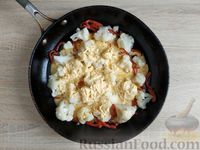 Фото приготовления рецепта: Цветная капуста, жаренная с яйцами, сладким перцем и сыром - шаг №13