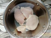 Фото приготовления рецепта: Тыквенный суп с куриным филе, цветной капустой и плавленым сыром - шаг №1