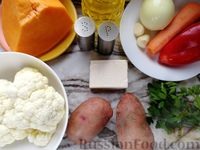 Фото приготовления рецепта: Тыквенный суп с куриным филе, цветной капустой и плавленым сыром - шаг №2