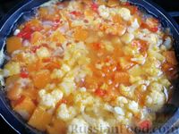 Фото приготовления рецепта: Тыквенный суп с куриным филе, цветной капустой и плавленым сыром - шаг №12
