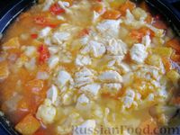Фото приготовления рецепта: Тыквенный суп с куриным филе, цветной капустой и плавленым сыром - шаг №13