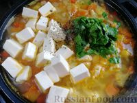 Фото приготовления рецепта: Тыквенный суп с куриным филе, цветной капустой и плавленым сыром - шаг №14
