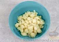 Фото приготовления рецепта: Салат с курицей, цветной капустой, кукурузой и сыром - шаг №5