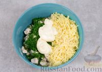 Фото приготовления рецепта: Салат с курицей, цветной капустой, кукурузой и сыром - шаг №9