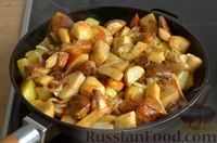 Фото приготовления рецепта: Тушёная картошка с грибами в сметане - шаг №12