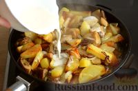Фото приготовления рецепта: Тушёная картошка с грибами в сметане - шаг №14
