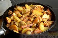 Фото приготовления рецепта: Тушёная картошка с грибами в сметане - шаг №15