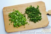 Фото приготовления рецепта: Салат с капустой, зелёным луком и укропом - шаг №3