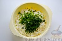 Фото приготовления рецепта: Салат с капустой, зелёным луком и укропом - шаг №4