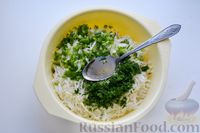 Фото приготовления рецепта: Салат с капустой, зелёным луком и укропом - шаг №6