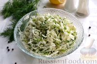 Фото приготовления рецепта: Салат с капустой, зелёным луком и укропом - шаг №8