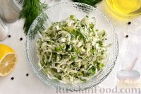 Фото приготовления рецепта: Салат с капустой, зелёным луком и укропом - шаг №9