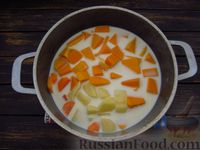 Фото приготовления рецепта: Тыквенно-картофельный суп-пюре с молоком - шаг №7