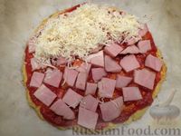 Фото приготовления рецепта: Пицца на корже из цветной капусты, с ветчиной и сыром - шаг №11