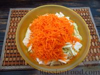 Фото приготовления рецепта: Салат из капусты с морковью и луком, по-корейски - шаг №3