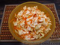 Фото приготовления рецепта: Салат из капусты с морковью и луком, по-корейски - шаг №5