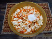 Фото приготовления рецепта: Салат из капусты с морковью и луком, по-корейски - шаг №8