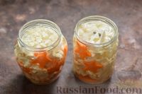 Фото приготовления рецепта: Маринованная цветная капуста с морковью и чесноком (на зиму) - шаг №9