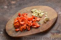 Фото приготовления рецепта: Цветная капуста, маринованная с болгарским перцем, чесноком и петрушкой (на зиму) - шаг №3