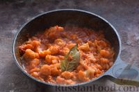 Фото приготовления рецепта: Цветная капуста, тушенная в томатном соусе - шаг №10