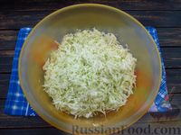 Фото приготовления рецепта: Капустные котлеты с манкой, тушенные в томатном соусе - шаг №2