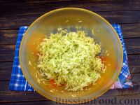 Фото приготовления рецепта: Капустные котлеты с манкой, тушенные в томатном соусе - шаг №4