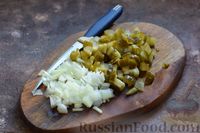 Фото приготовления рецепта: Салат с говядиной, цветной капустой, маринованными огурцами и зелёным горошком - шаг №6