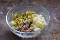 Фото приготовления рецепта: Салат с говядиной, цветной капустой, маринованными огурцами и зелёным горошком - шаг №7