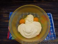 Фото приготовления рецепта: Заливной пирог с капустой (на сметане) - шаг №3